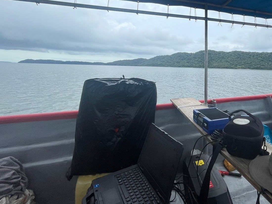 Lancha de trabajo con la ecosonda monohaz y el equipo de adquisición a bordo, frente a Isla Caballo