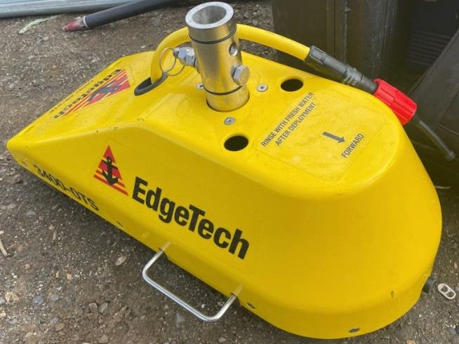 Perfilador de subfondo EdgeTech 3400-OTS, de color amarillo, con su soporte para pértiga