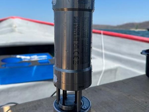 Perfilador de velocidad del sonido Valeport SWIFT sobre la cubierta de la embarcación